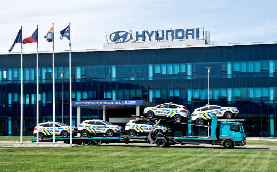 현대자동차는 지난 1일(현지시간) 체코 프라하에 위치한 딜러점인 현대 센트륨 프라하에서 ix35 경찰차 인도식을 가졌다. 최동우 체코생산법인장(사진 가운데 오른쪽), 서병권 체코판매법인장(오른쪽 끝)이 토마스 투히 체코 경찰청장(가운데 왼쪽), 페트르 페트릭 체코 부경찰청장(왼쪽 끝)과 인도식 이후 기념촬영을 하고 있다. <현대자동차 제공>